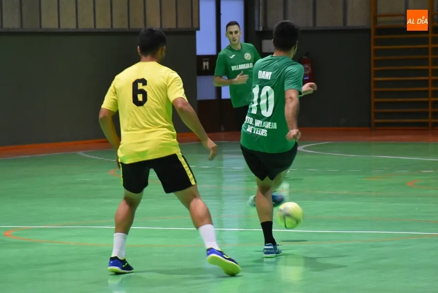 Foto 3 - Villavieja de Yeltes repite victoria a &uacute;ltima hora en el derby del Oeste frente al Mir&oacute;briga Futsal