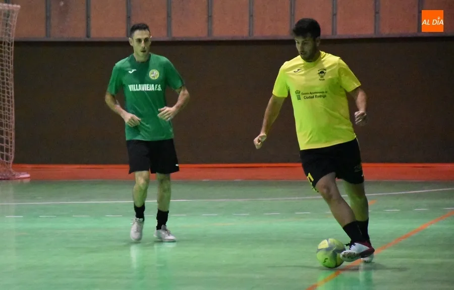 Foto 5 - Villavieja de Yeltes repite victoria a &uacute;ltima hora en el derby del Oeste frente al Mir&oacute;briga Futsal