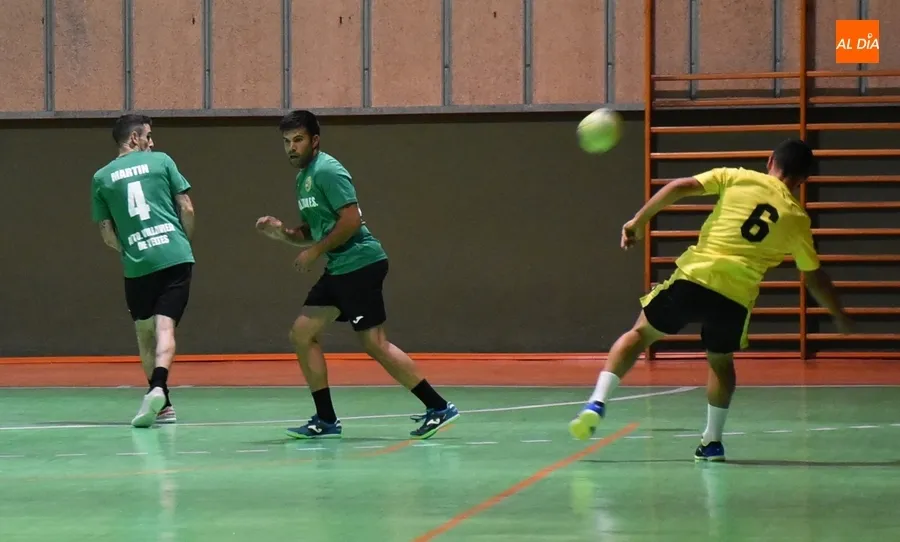 Foto 6 - Villavieja de Yeltes repite victoria a &uacute;ltima hora en el derby del Oeste frente al Mir&oacute;briga Futsal