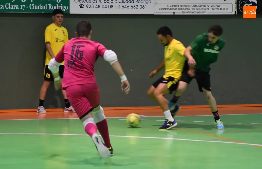 Foto 9 - Villavieja de Yeltes repite victoria a &uacute;ltima hora en el derby del Oeste frente al Mir&oacute;briga Futsal