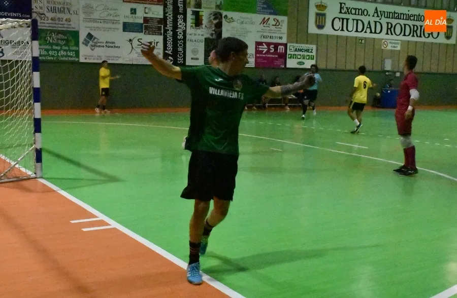 Foto 11 - Villavieja de Yeltes repite victoria a &uacute;ltima hora en el derby del Oeste frente al Mir&oacute;briga Futsal