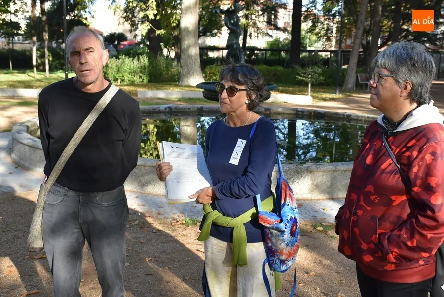 Foto 2 - Asenavis entrega las 1.068 firmas recogidas a favor del r&iacute;o &Aacute;gueda
