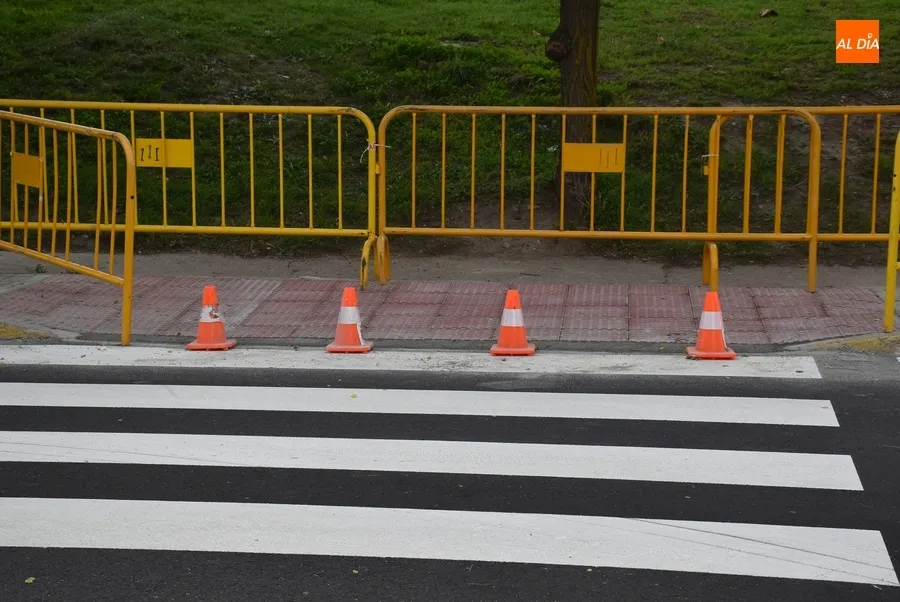 Foto 3 - Colocadas baldosas de botones en los dos pasos de cebra superiores de Conde de Fox&aacute;