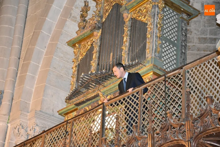 Foto 4 - Miguel Bernal difunde entre mirobrigenses y forasteros los sonidos de los &oacute;rganos de la Seo
