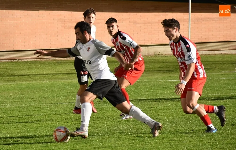 Foto 3 - El Ciudad Rodrigo ve cortada su buena racha por la efectividad como for&aacute;neo del Zamora B