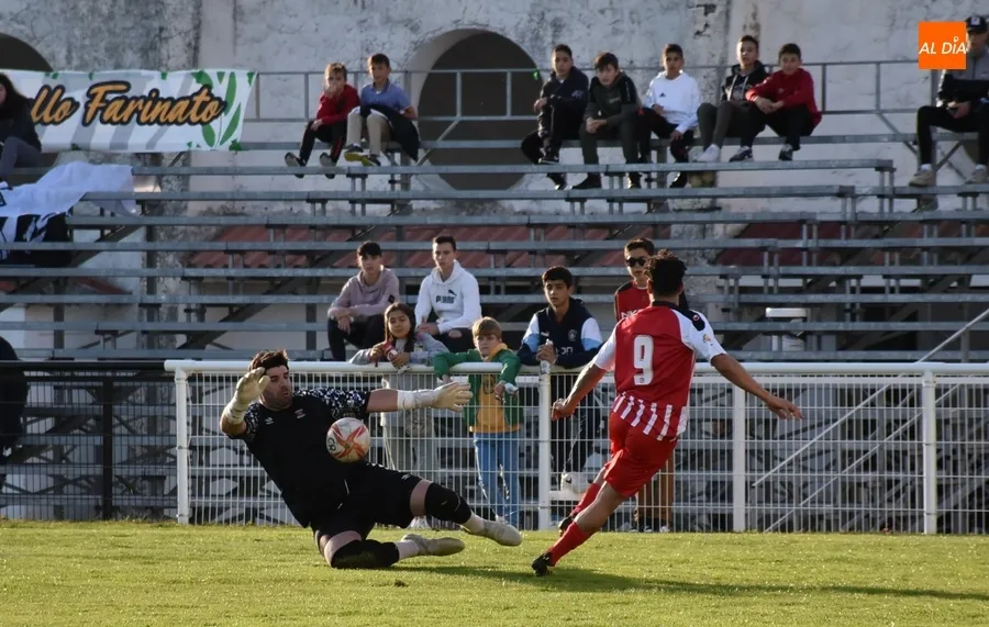 Foto 4 - El Ciudad Rodrigo ve cortada su buena racha por la efectividad como for&aacute;neo del Zamora B