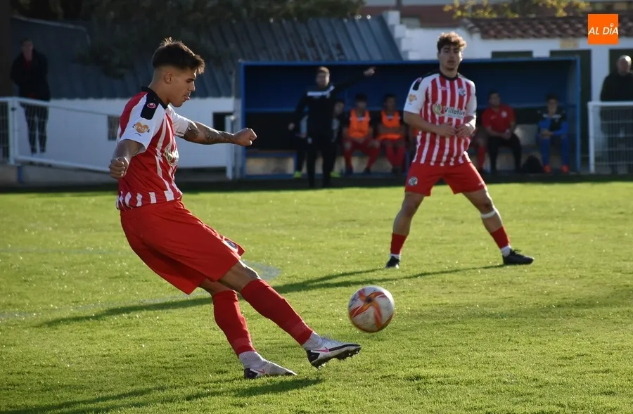 Foto 5 - El Ciudad Rodrigo ve cortada su buena racha por la efectividad como for&aacute;neo del Zamora B