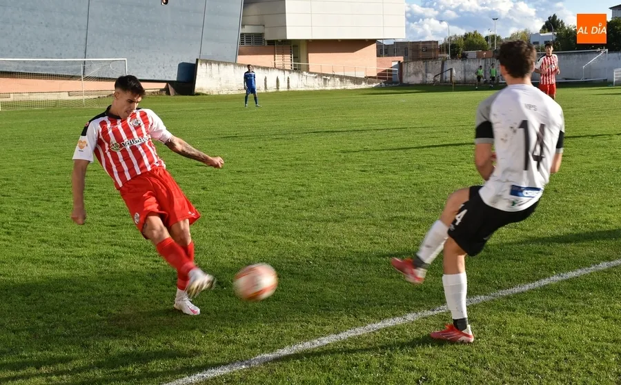 Foto 6 - El Ciudad Rodrigo ve cortada su buena racha por la efectividad como for&aacute;neo del Zamora B