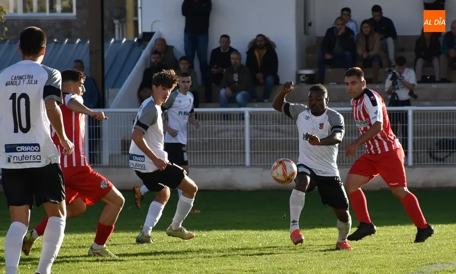 Foto 7 - El Ciudad Rodrigo ve cortada su buena racha por la efectividad como for&aacute;neo del Zamora B