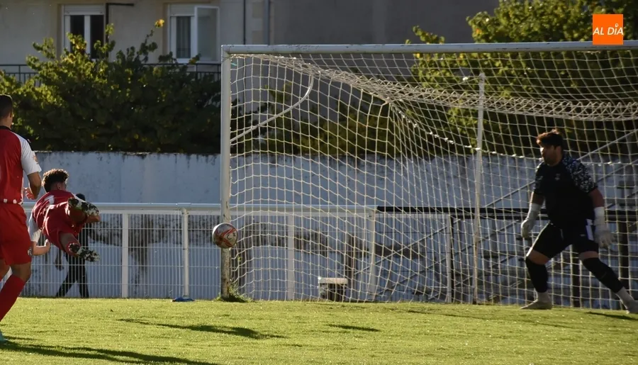 Foto 8 - El Ciudad Rodrigo ve cortada su buena racha por la efectividad como for&aacute;neo del Zamora B