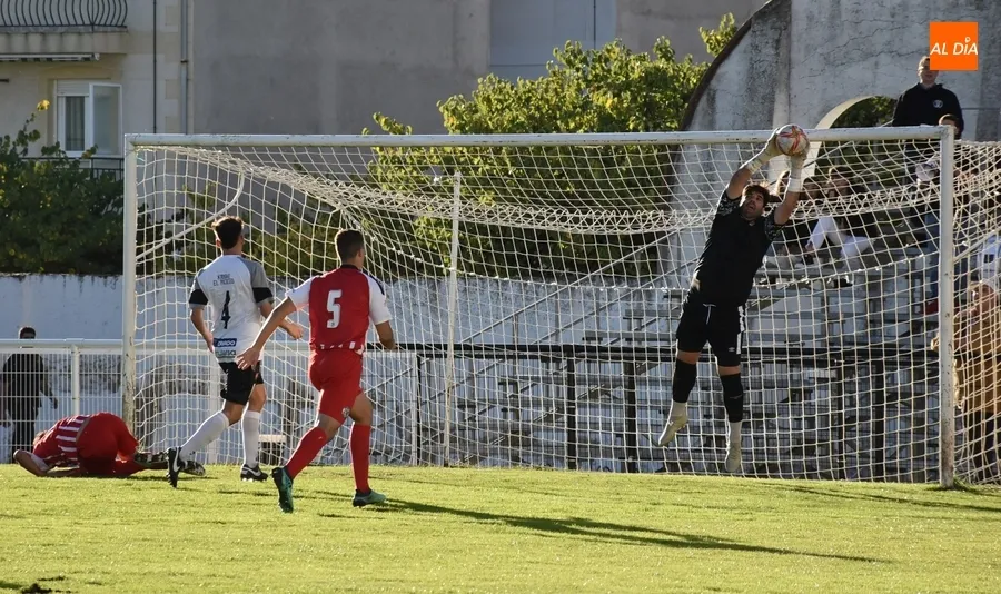 Foto 9 - El Ciudad Rodrigo ve cortada su buena racha por la efectividad como for&aacute;neo del Zamora B