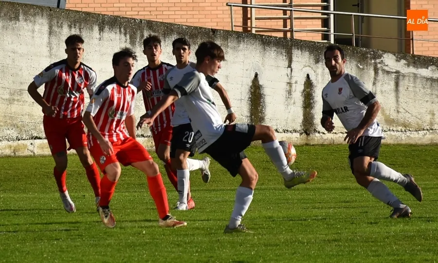 Foto 10 - El Ciudad Rodrigo ve cortada su buena racha por la efectividad como for&aacute;neo del Zamora B