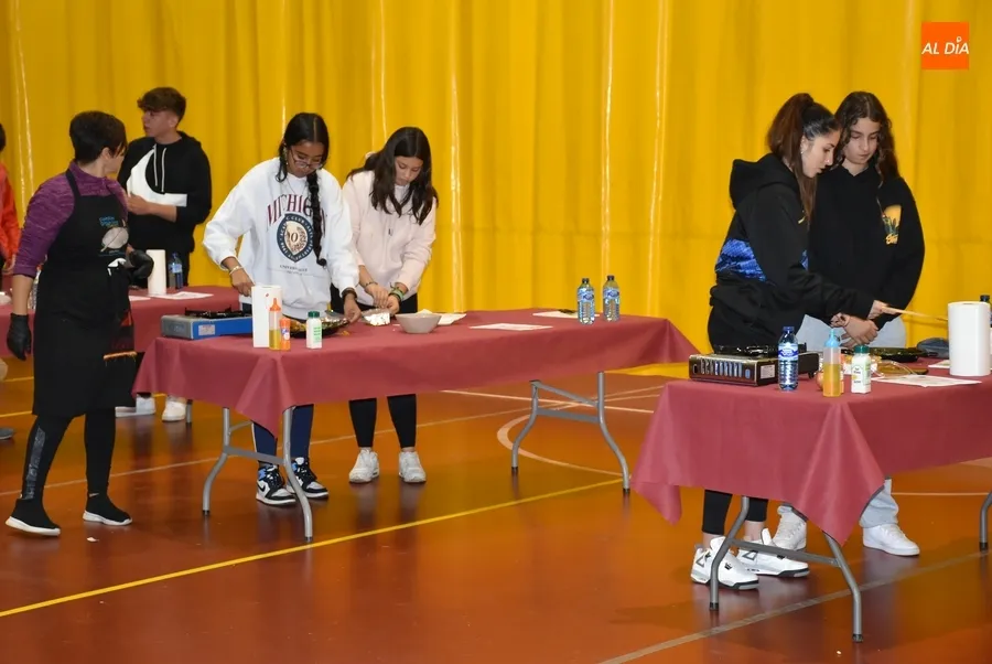 Foto 6 - Los alumnos de 4&ordm; de la ESO del Fray Diego se meten entre fogones