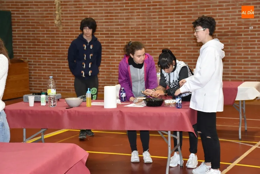 Foto 7 - Los alumnos de 4&ordm; de la ESO del Fray Diego se meten entre fogones
