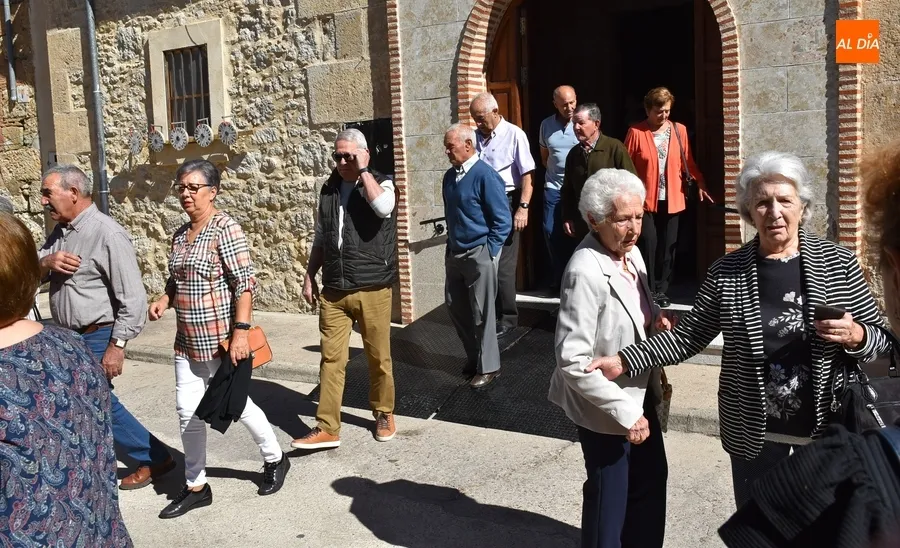 Foto 3 - La Virgen del Rosario recorre el Arrabal del Puente en una espl&eacute;ndida ma&ntilde;ana