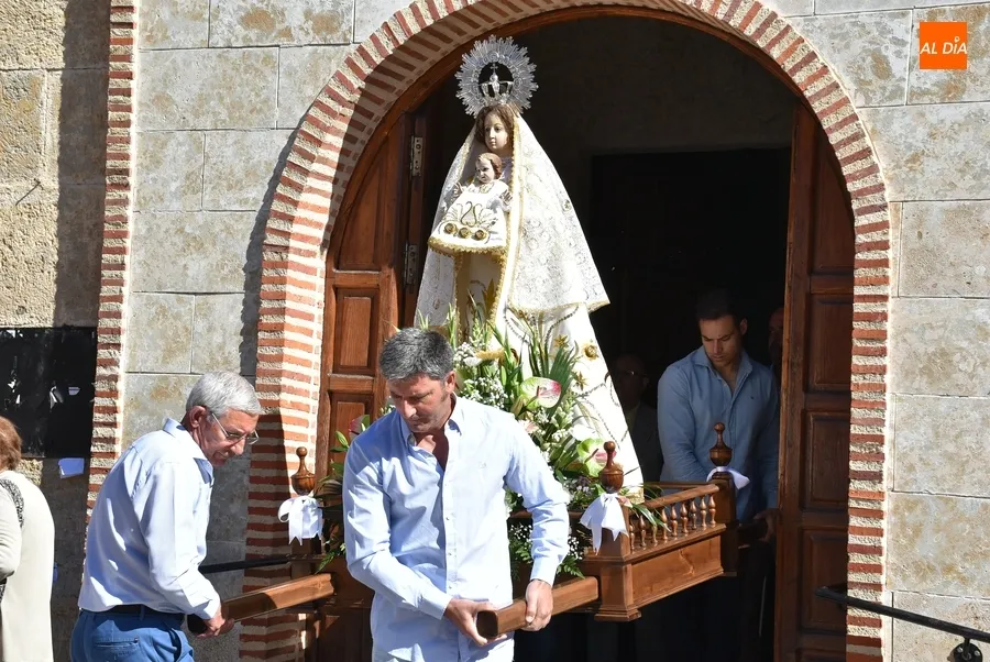 Foto 5 - La Virgen del Rosario recorre el Arrabal del Puente en una espl&eacute;ndida ma&ntilde;ana