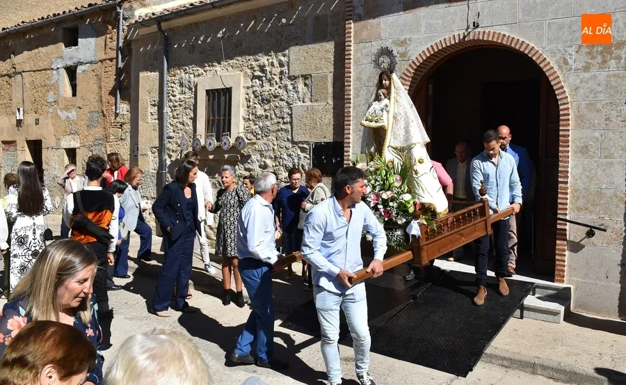Foto 6 - La Virgen del Rosario recorre el Arrabal del Puente en una espl&eacute;ndida ma&ntilde;ana