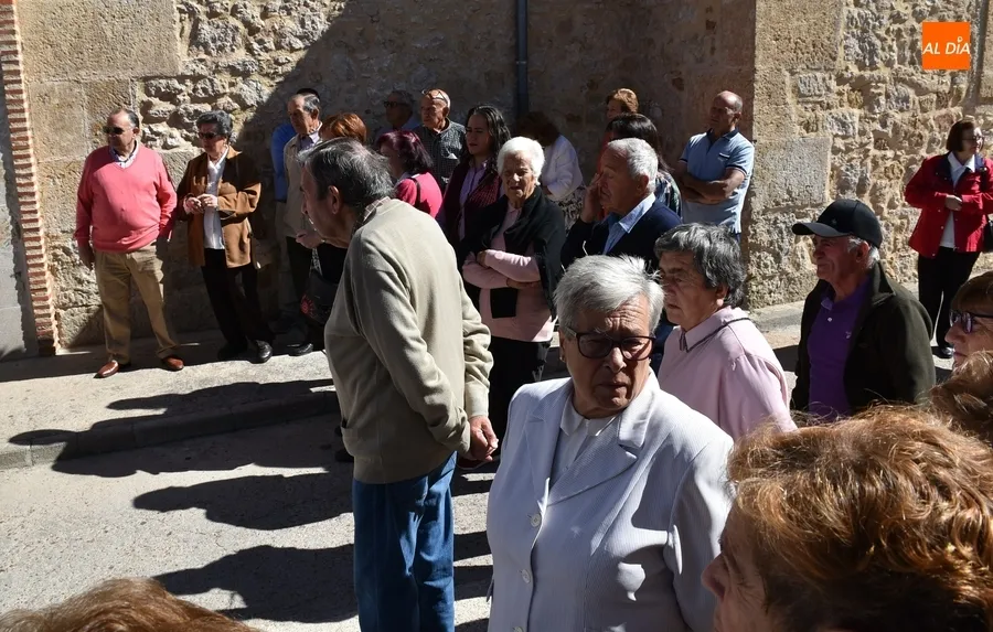 Foto 7 - La Virgen del Rosario recorre el Arrabal del Puente en una espl&eacute;ndida ma&ntilde;ana