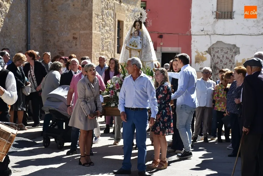 Foto 8 - La Virgen del Rosario recorre el Arrabal del Puente en una espl&eacute;ndida ma&ntilde;ana