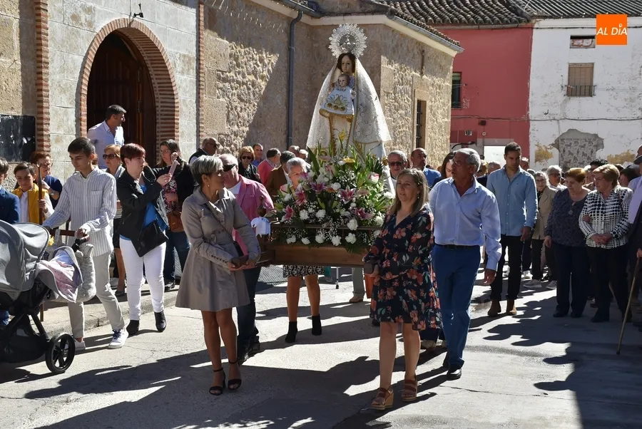Foto 9 - La Virgen del Rosario recorre el Arrabal del Puente en una espl&eacute;ndida ma&ntilde;ana