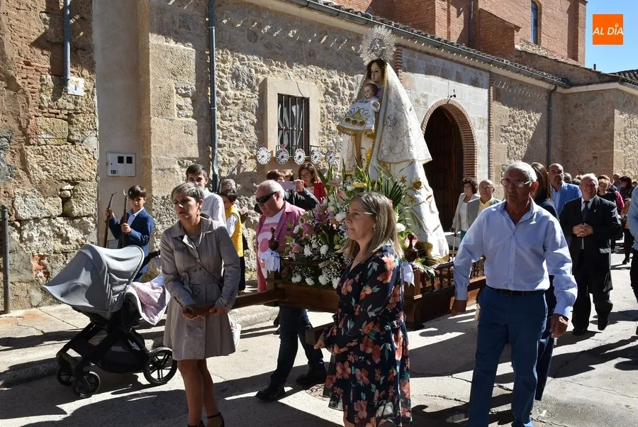 Foto 10 - La Virgen del Rosario recorre el Arrabal del Puente en una espl&eacute;ndida ma&ntilde;ana