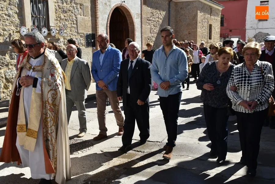 Foto 11 - La Virgen del Rosario recorre el Arrabal del Puente en una espl&eacute;ndida ma&ntilde;ana