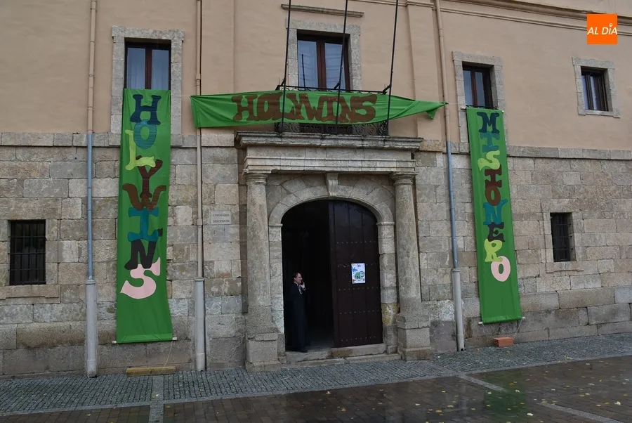Foto 2 - Un centenar de ni&ntilde;os toma parte en el festivo regreso de Holywins