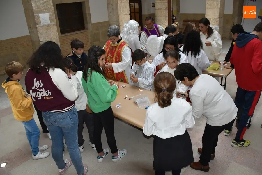 Foto 3 - Un centenar de ni&ntilde;os toma parte en el festivo regreso de Holywins