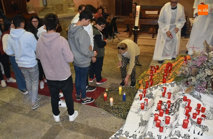 Foto 5 - La Di&oacute;cesis enciende la luz para sentirse cerca de sus misioneros