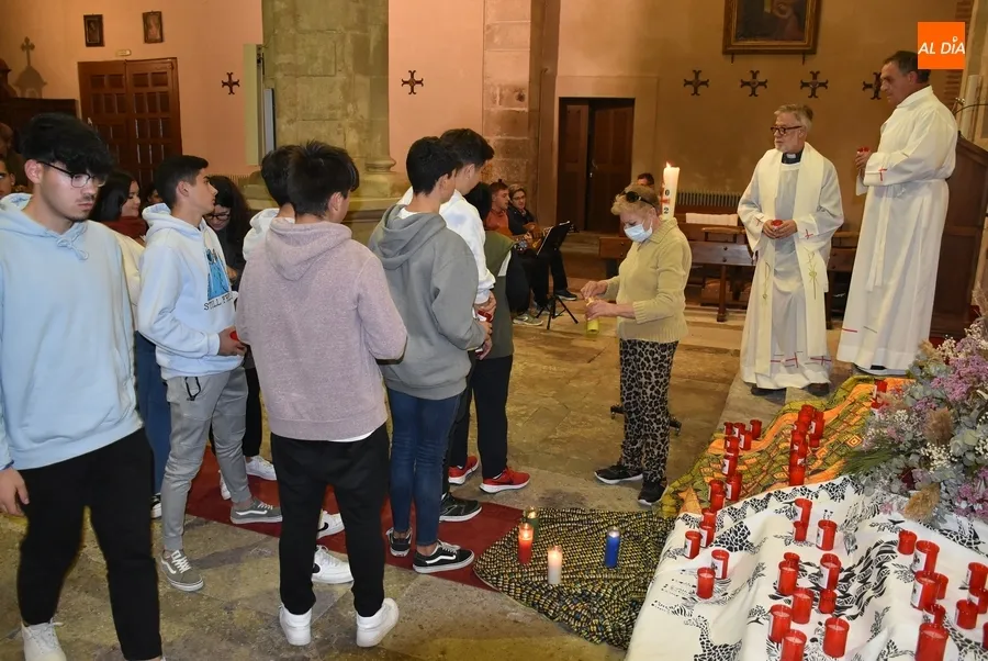 Foto 6 - La Di&oacute;cesis enciende la luz para sentirse cerca de sus misioneros
