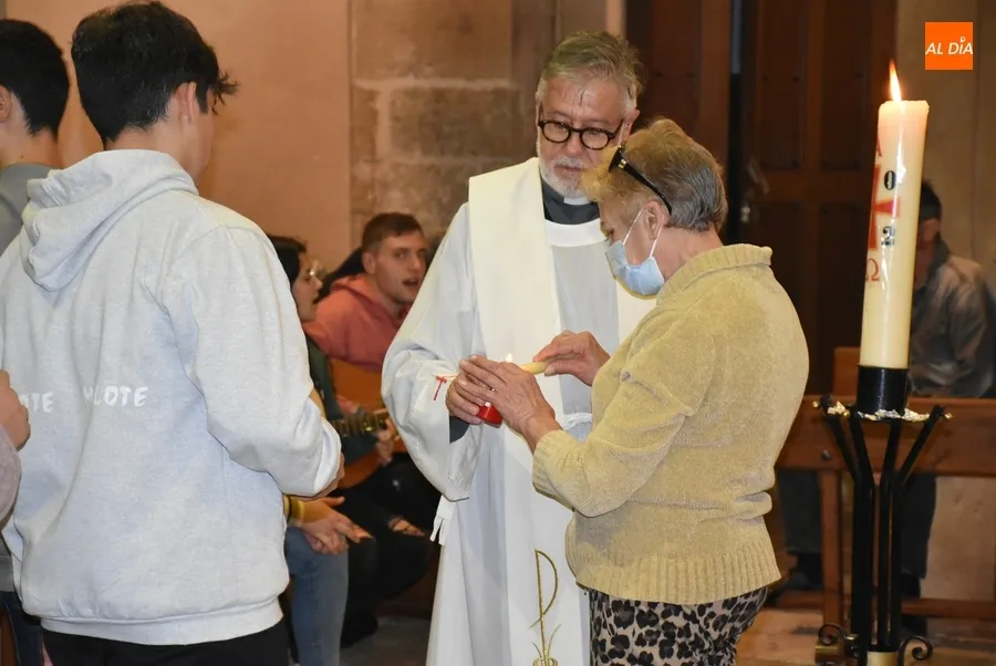 Foto 8 - La Di&oacute;cesis enciende la luz para sentirse cerca de sus misioneros