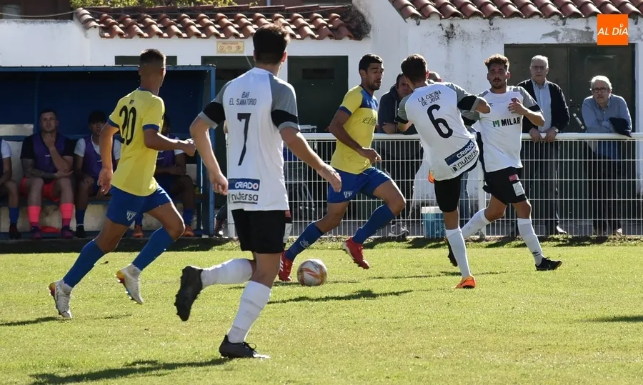 Foto 2 - Peleada victoria del Ciudad Rodrigo ante el Atl&eacute;tico Mansill&eacute;s