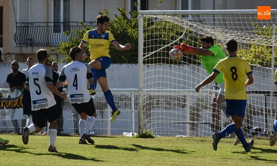 Foto 3 - Peleada victoria del Ciudad Rodrigo ante el Atl&eacute;tico Mansill&eacute;s