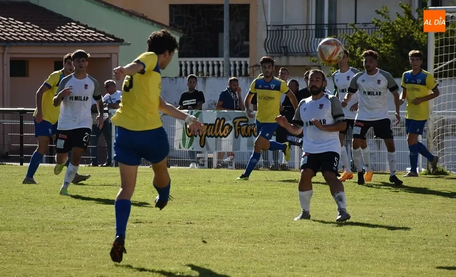 Foto 4 - Peleada victoria del Ciudad Rodrigo ante el Atl&eacute;tico Mansill&eacute;s