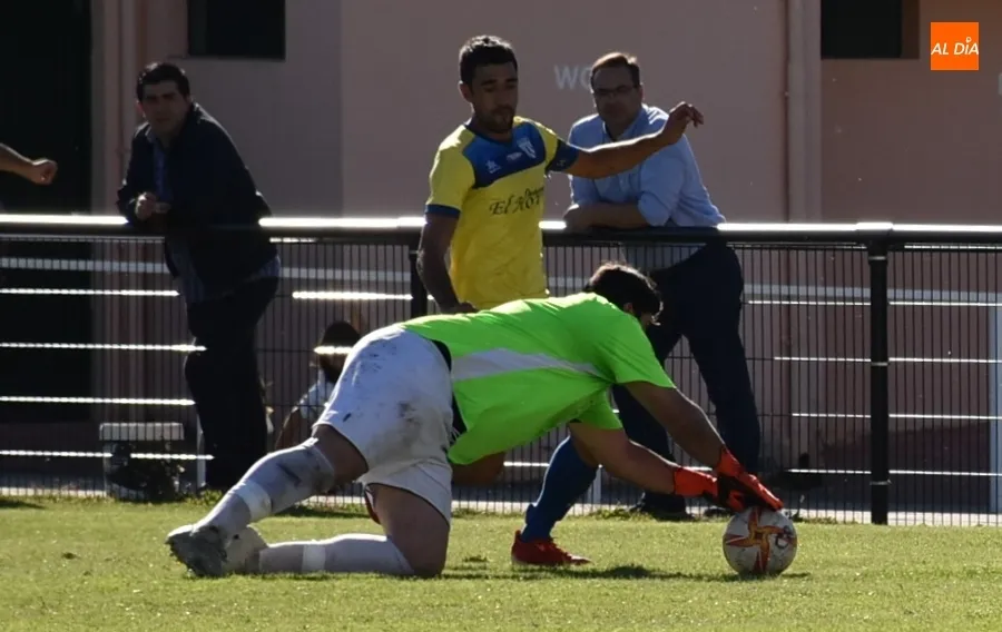 Foto 5 - Peleada victoria del Ciudad Rodrigo ante el Atl&eacute;tico Mansill&eacute;s