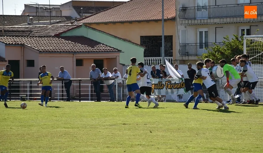 Foto 6 - Peleada victoria del Ciudad Rodrigo ante el Atl&eacute;tico Mansill&eacute;s