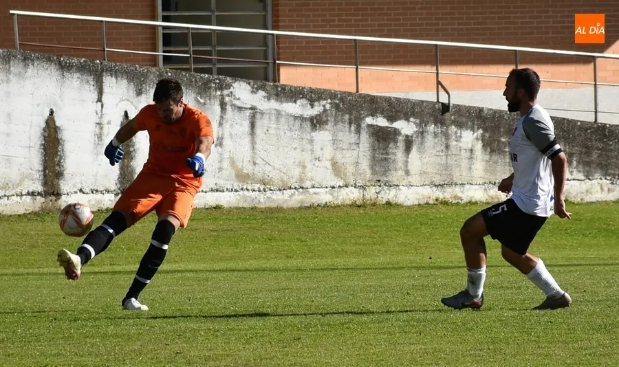 Foto 8 - Peleada victoria del Ciudad Rodrigo ante el Atl&eacute;tico Mansill&eacute;s