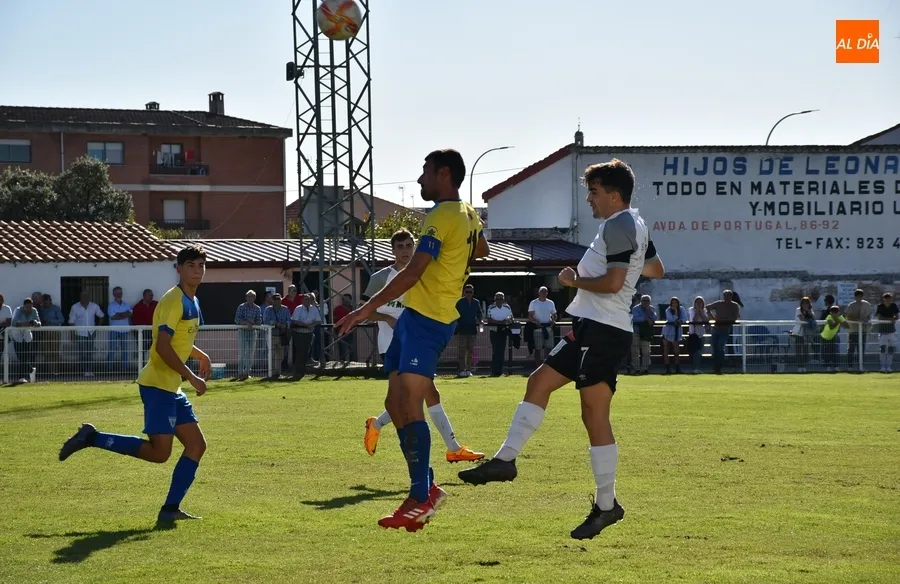 Foto 9 - Peleada victoria del Ciudad Rodrigo ante el Atl&eacute;tico Mansill&eacute;s
