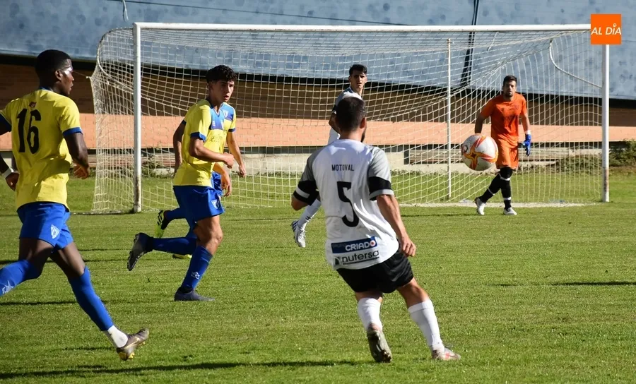 Foto 11 - Peleada victoria del Ciudad Rodrigo ante el Atl&eacute;tico Mansill&eacute;s