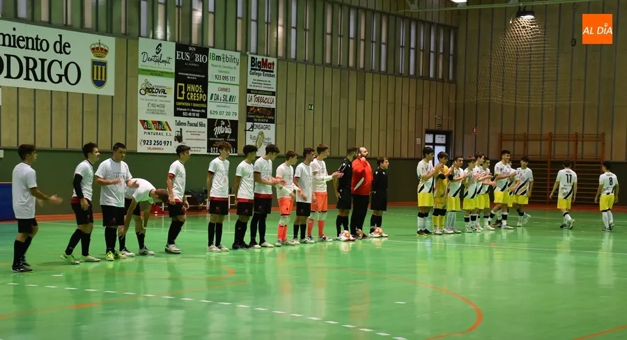 Foto 2 - El III Juvenil le juega de t&uacute; a t&uacute; al l&iacute;der en un gran partido pero no obtiene premio