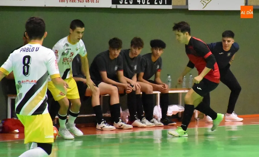 Foto 6 - El III Juvenil le juega de t&uacute; a t&uacute; al l&iacute;der en un gran partido pero no obtiene premio
