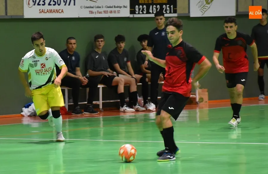 Foto 9 - El III Juvenil le juega de t&uacute; a t&uacute; al l&iacute;der en un gran partido pero no obtiene premio