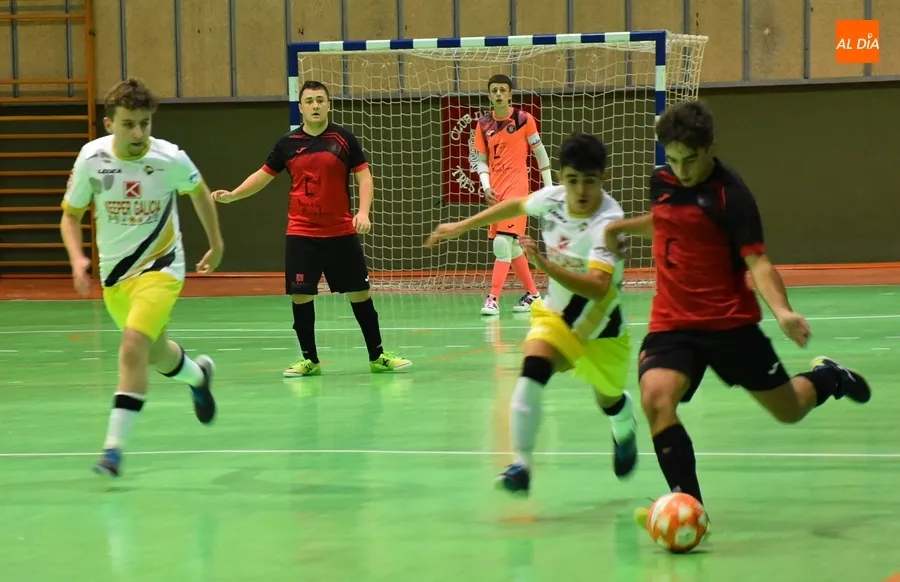 Foto 10 - El III Juvenil le juega de t&uacute; a t&uacute; al l&iacute;der en un gran partido pero no obtiene premio