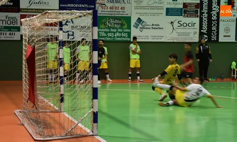 Foto 11 - El III Juvenil le juega de t&uacute; a t&uacute; al l&iacute;der en un gran partido pero no obtiene premio