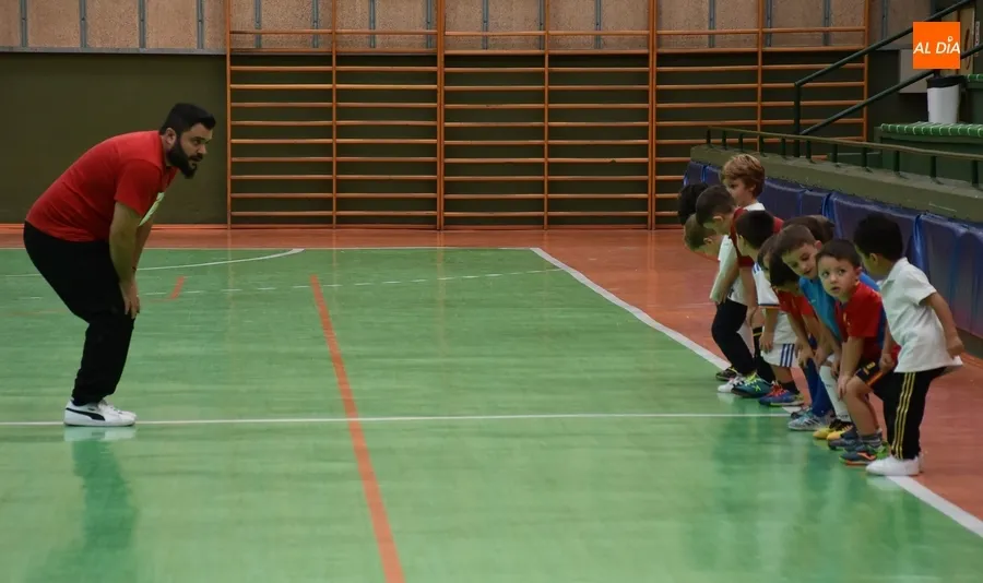Foto 2 - Cerca de una veintena de peques asisten esta temporada a la Escuela del III Columnas