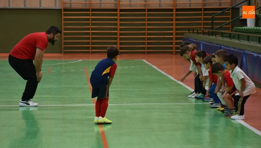 Foto 3 - Cerca de una veintena de peques asisten esta temporada a la Escuela del III Columnas