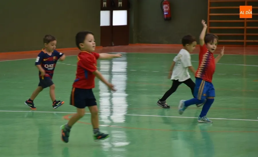 Foto 4 - Cerca de una veintena de peques asisten esta temporada a la Escuela del III Columnas