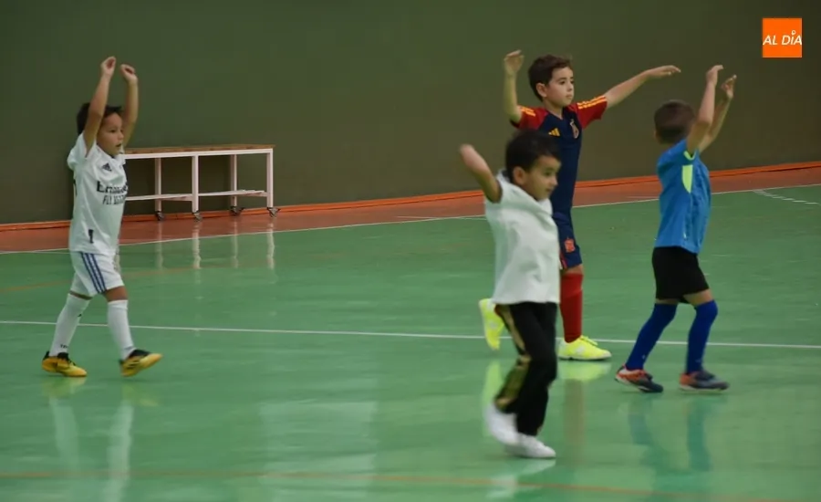 Foto 5 - Cerca de una veintena de peques asisten esta temporada a la Escuela del III Columnas