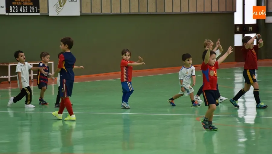 Foto 6 - Cerca de una veintena de peques asisten esta temporada a la Escuela del III Columnas