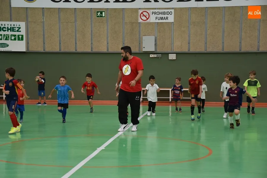 Foto 7 - Cerca de una veintena de peques asisten esta temporada a la Escuela del III Columnas